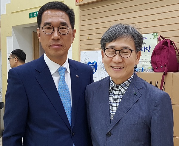  김주영 한구노총위원장(좌)과 김철관 한국인터넷기자협회장이다.