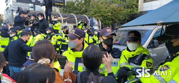 24일 오후 서울 여의도 더불어민주당 당사에 위치한 민주연구원 압수수색을 마친 검찰이 철수하고 있다.(사진=윤여진 기자)2022.10.24/시사1