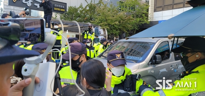 24일 오후 서울 여의도 더불어민주당 당사에 위치한 민주연구원 압수수색을 마친 검찰이 철수하고 있다.(사진=윤여진 기자)2022.10.24/시사1