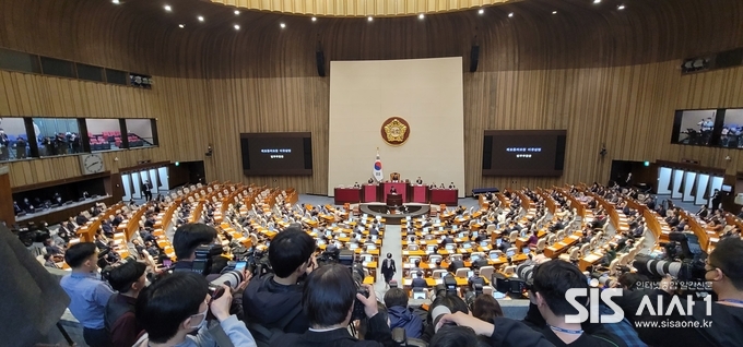 27일 오후 서울 여의도 국회 본청 본회의장에서 이재명 더불어민주당 대표 국회 체포동의안 표결에 앞서 한동훈 법무부 장관 '체포동의요청 이유설명'에 취재진들이 취재경쟁을 하고 있다.(사진=윤여진 기자)2023.2.27/시사1