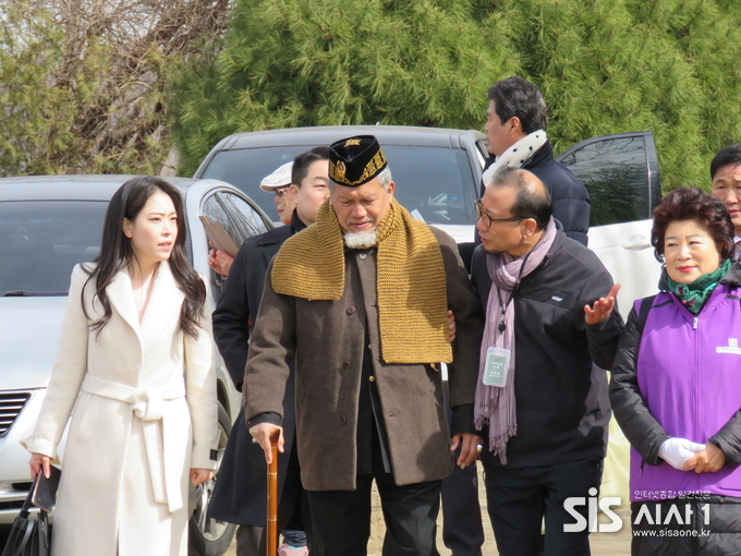 투암쿠 무함마드 인도네시아 아체국왕이 17일 오전 경기도 파주시 DMZ 내에 있는 허준 묘를 참배하고 내려오고 있다. 왼쪽부터 통역, 아체국왕, 드림케나프(주) 의장 김세현, 허준문화재단 박수영 이사장 순이다. (사진=윤여진 기자) 2023.3.17/시사1