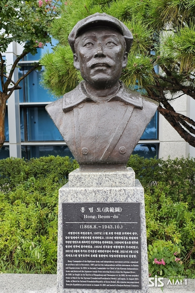 서울 용산구 국방부 앞에 세워져 있는 홍범도 장군의 흉상이다.(사진=윤여진 기자)2023.08.30/시사1