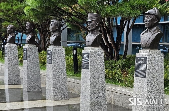 서울 용산구 국방부 앞에 세워져 있는 맨 우측 홍범도 장군의 흉상이다.(사진=윤여진 기자)2023.08.30/시사1