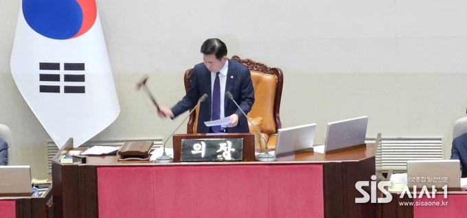 김진표 국회의장이 21일 국회 본회의장에서 더불어민주당 이재명 대표 체포동의안 가결을 선언하고 있다.(사진=윤여진 기자)2023.9.21/시사1