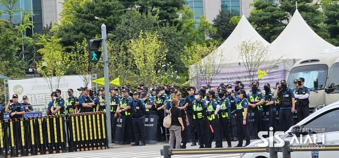 21일 오후 이재명 더불어민주당 대표의 체포동의안이 가결되자, 경찰기동대가 국회 정문을 지키고 있다.(사진=윤여진 기자)2023.9.21/시사1