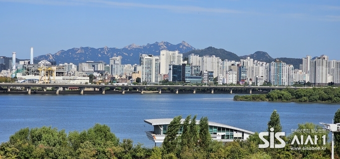 6일 오후 서울 여의도 국회의사당 내 의원동산 사랑채 옆 북카폐 강변서재 옥상에서는 한강은 물론 멀리 북한산까지 보인다.(사진=윤여진 기자)2023.10.06/시사1