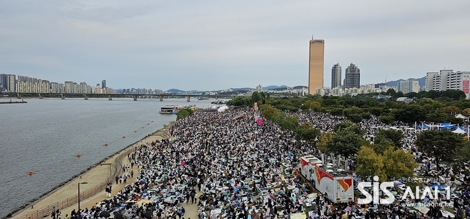 7일 오후 서울 영등포구 여의도 한강공원 일대에 '2023 서울세계불꽃축제'를 관람하기 위해 100만여명의 시민들이 모였다.(사진=장현순 기자)2023.10.07/시사1