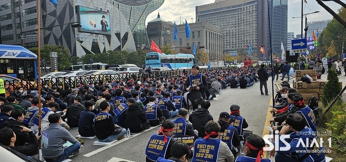 서울교통공사노동조합원 들이 9일 오전 서울 시청 앞 도로에 모여 '청년 채용 막아가며, 안전업무 외주화' 오세훈 시장 규탄한다