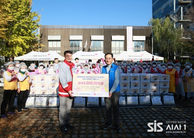 기준 고려아연 지속가능경영본부장과 박기홍 적십자사 서울지사 사무처장이 기념사진을 찍고 있다. (자료 = 대한적십자사 서울특별시지사)