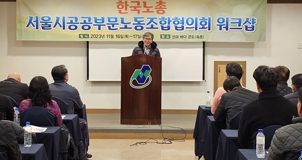 김철관 한국인터넷기자협회 상임고문이 강연을 하고 있다.