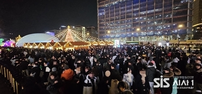 25일 성탄절 저녁 서울 광화문 광장에 수많은 시민들이 모여 서울빛초롱축제를 즐기고 있다.(사진=장현순 기자)