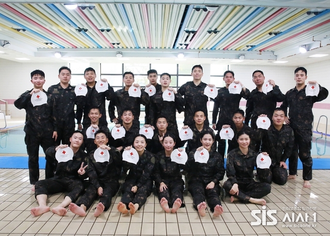 육군사관학교 생도들이 대한적십자사 수상안전 강습에 참여한다. 사진은 인명구조요원 자격 취득에 도전하는 수요반 생도들 (자료 = 대한적십자사 서울특별시지사)