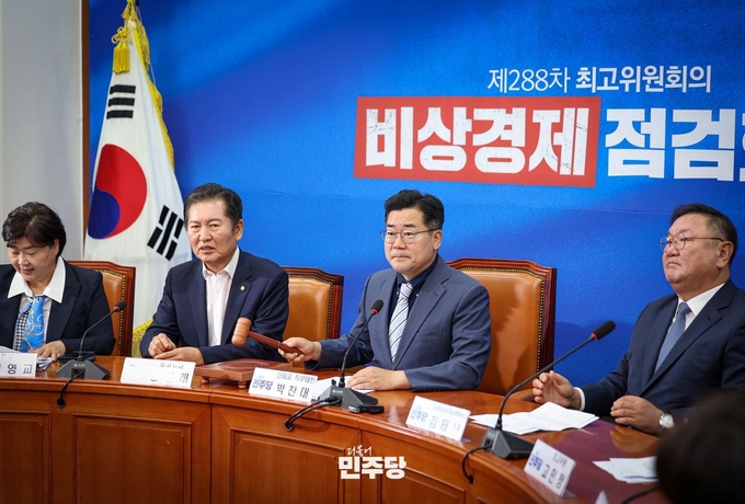 우측에서 2번째 박찬대 더불어민주당 당대표 직무대행 겸 원내대표 (사진=더불어민주당)