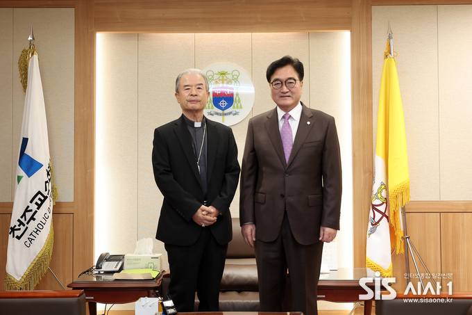 우원식 국회의장(오른쪽)이 이용훈 한국천주교주교회의 의장주교와 기념사진을 찍고 있다. (자료 = 국회)