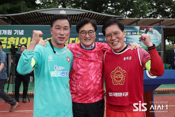 우원식 국회의장(왼쪽에서 두번째)과 위성곤 더불어민주당 의원(왼쪽), 송석준 국민의힘 의원이 기념사진을 찍고 있다. (자료 = 국회)