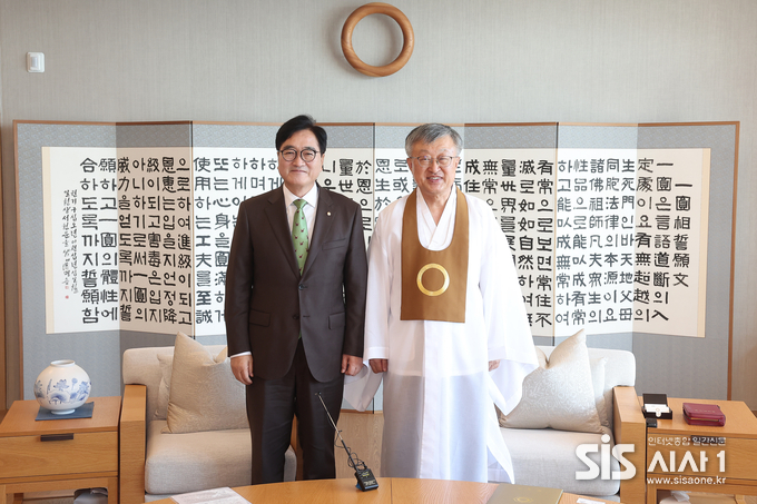 우원식 국회의장(왼쪽)이 나상호 원불교 교정원장과 기념사진을 찍고 있다. (자료 = 국회)