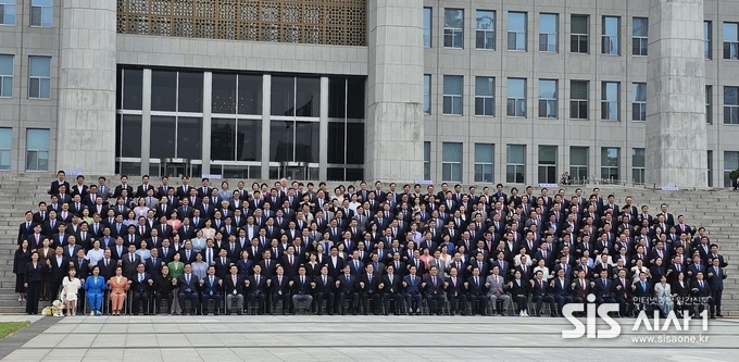 ​2일 오후 서울 여의도 국회의사당  앞 계단에서 우원식 국회의장을 비롯한 여야 의원들이 모두 함께 기념촬영을 하고 있다.(사진=윤여진 기자)2024.09.02/시사1