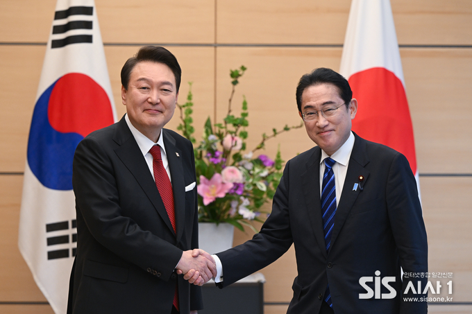 윤석열 대통령이 지난해 5월 서울 용산 대통령실에서 열린 한일 정상회담에서 기시다 후미오 일본 총리와 악수하고 있다.(사진=대통령실 제공)