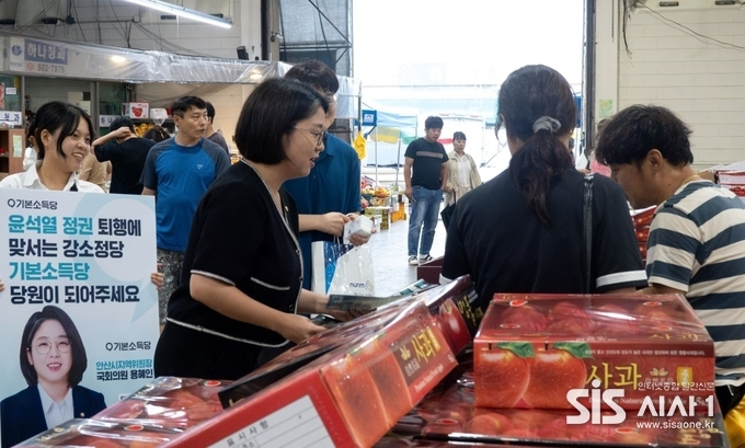 용혜인 국회의원이 명절 인사에 나선 모습이다. (출처 = 용혜인 의원실)