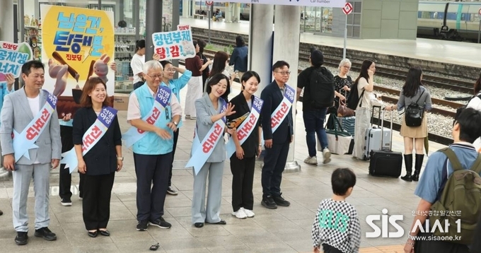 진보당은 13일 오전 서울역 역사 입구에서 추석 귀성 인사를 진행하며 기자회견을 통해 대국민 메시지를 전했다. (출처 = 진보당)