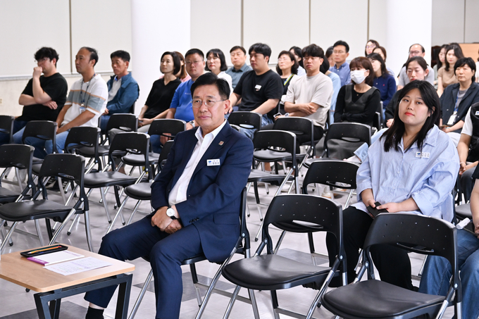 지난 26일 양평군청 대회의실에서 열린 '규제혁신 & 적극행정' 강연회에 참석한 전진선 군수가 직원들과 함께 진지한 표정으로 경청하고  있다.(사진=양평군청 제공)