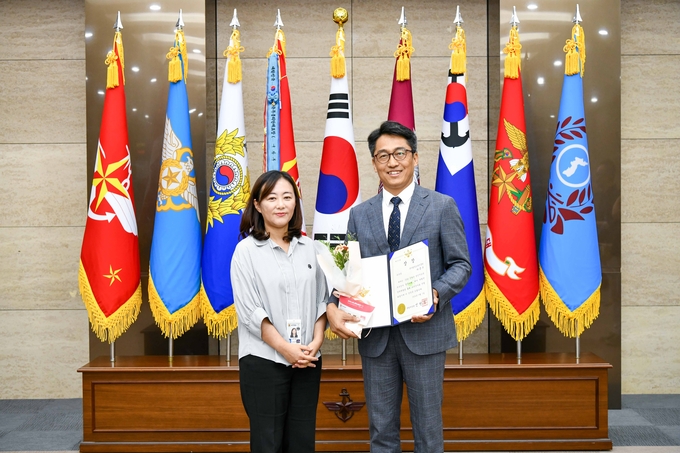 ​'성희롱·성폭력 예방을 위한 주변인(Bystander)의 역할'이라는 주제로 강의시연을 하여, 참석자들로부터 큰 호응을 얻었던 <국가법정교육진흥원> 대표인 하충수강사가 우수강사로 선정되어 장관상을 수상하였다. (사진=국방부 제공)