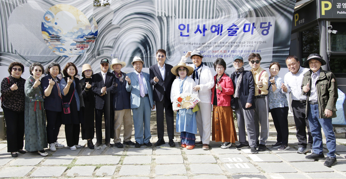 인사동 예술인들과 정문헌 종로 구청장<사진 =김재필 기자>