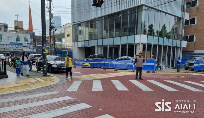 서울 성동구 우리 아이 교통안전지킴이 활동 모습. (출처 = 성동구)