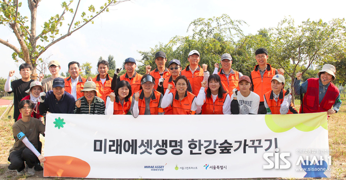 미래에셋생명이 서울 용산구 이촌 한강공원에서 임직원 봉사단 20여 명이 참여한 가운데 미세먼지 저감과 도심 속 숲 조성을 위한 봉사활동을 진행했다. (자료 = 미래에셋생명)